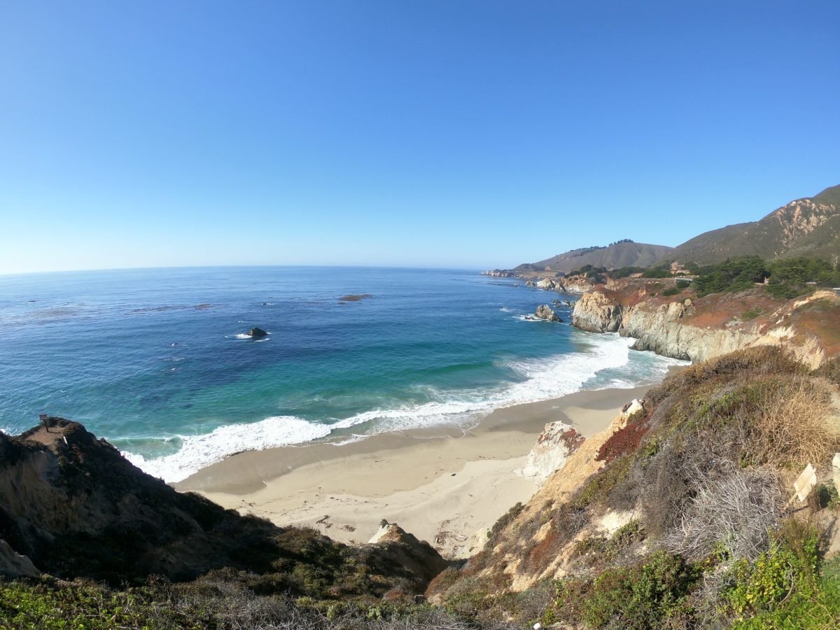 Skaliste wybrzeże Oceanu Spokojnego w okolicach Big Sur w Kalifornii