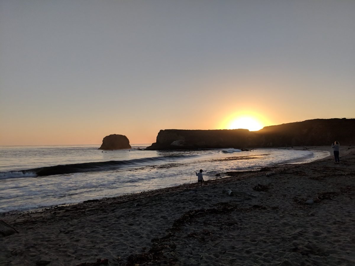 Zachód słońca na plaży w okolicach Big Sur