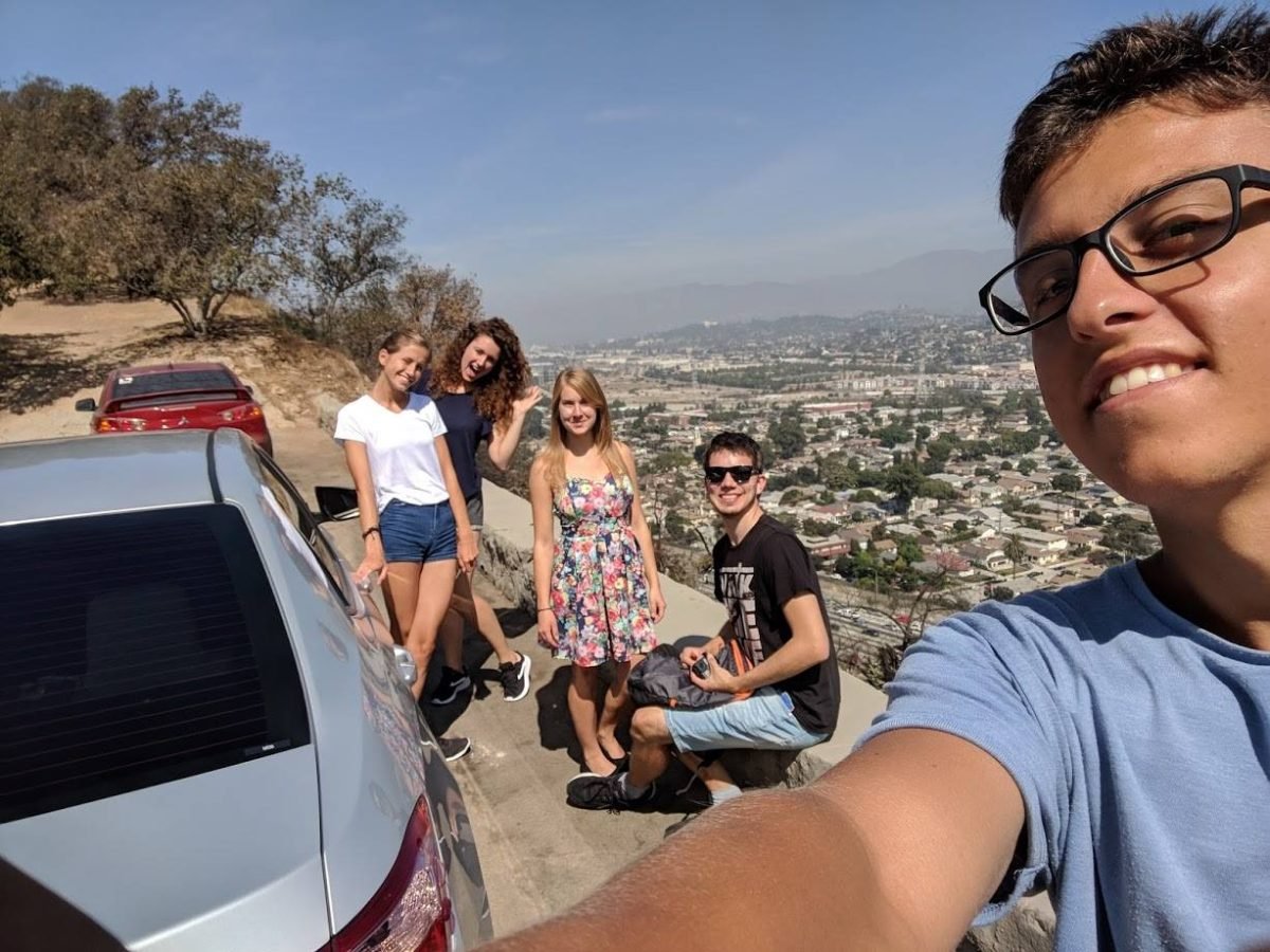 Nasza piątka z wypożyczonym autem na wzgórzu nad Los Angeles