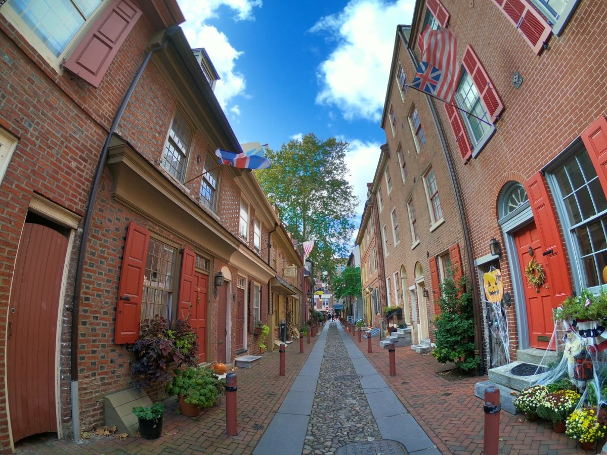 Elfreth's Alley w Filadelfii – jedna z najstarszych zamieszkanych ulic w USA