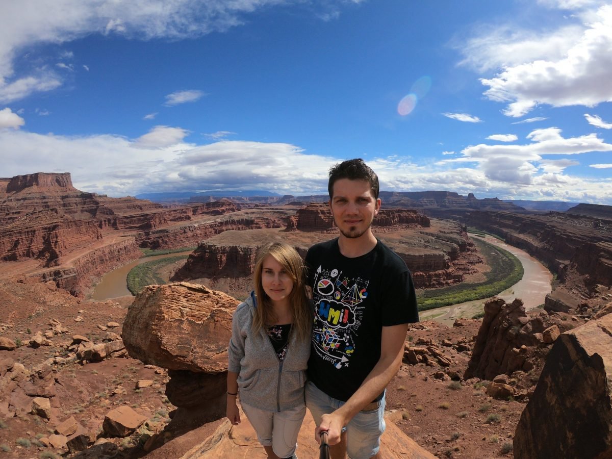 Punkt widokowy Gooseneck Overlook w Canyonlands – w dole meander rzeki Kolorado