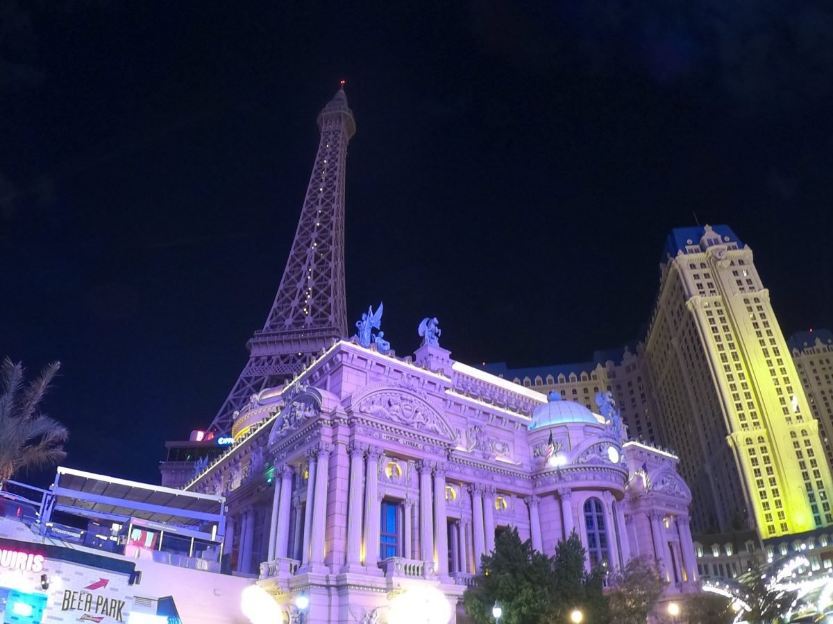 Las Vegas nocą – replika wieży Eiffla przy hotelu Paris