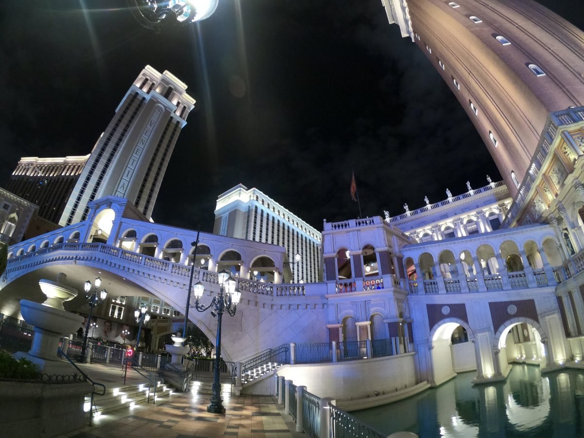 Wenecka część Las Vegas nocą – kanał i kampanila hotelu Venetian
