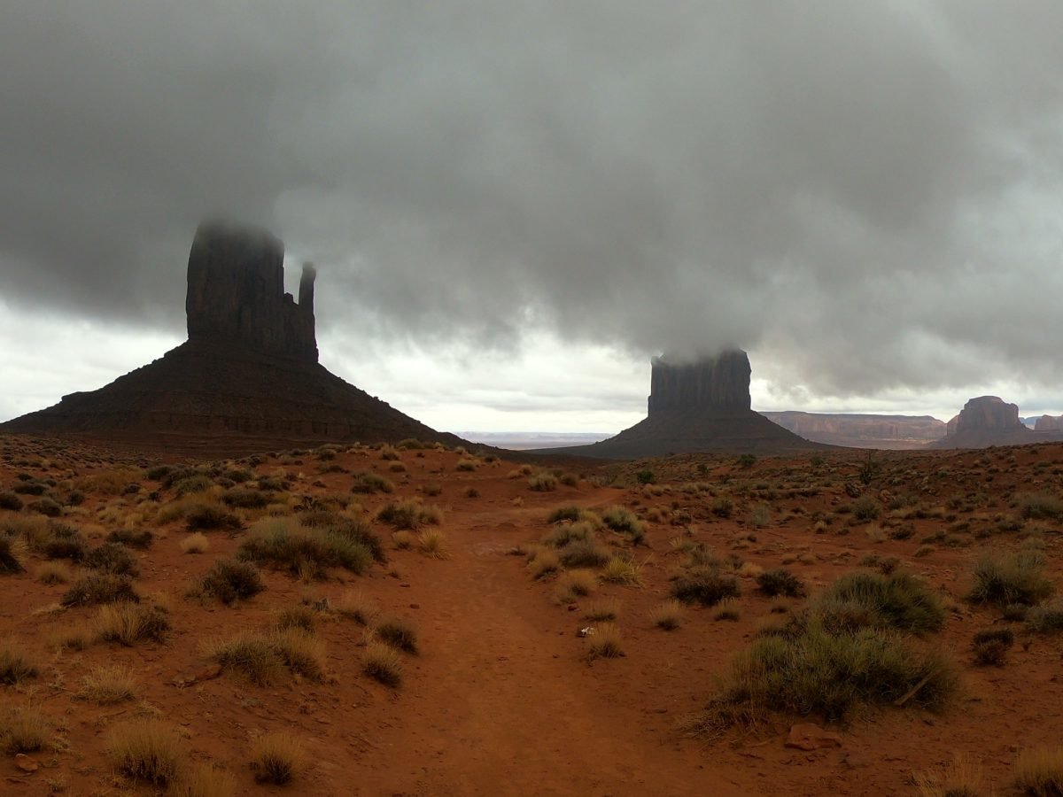 Monument Valley w chmurach – skalne ostańce na granicy Arizony i Utah