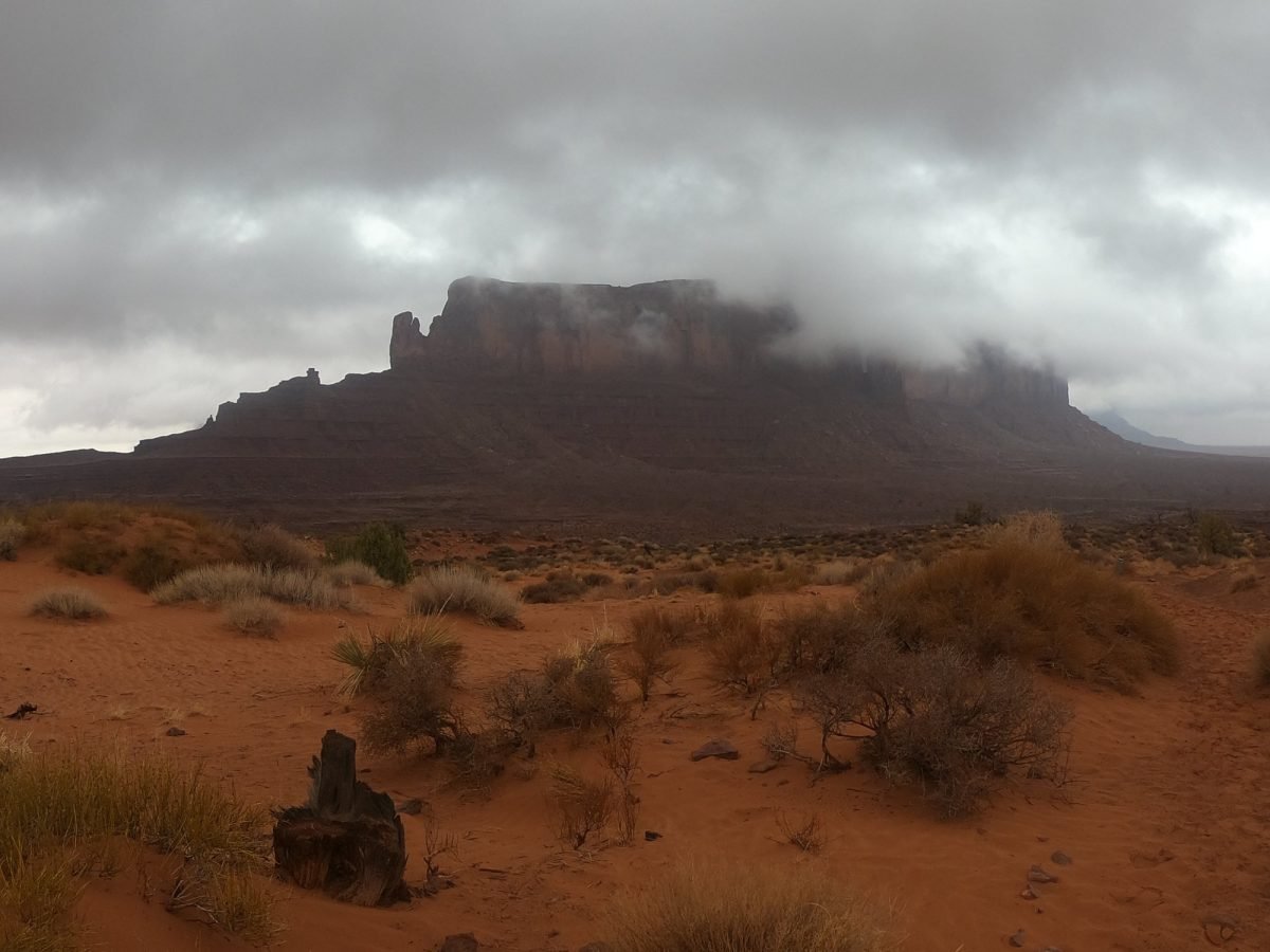 Monument Valley w deszczu i nisko wiszących chmurach