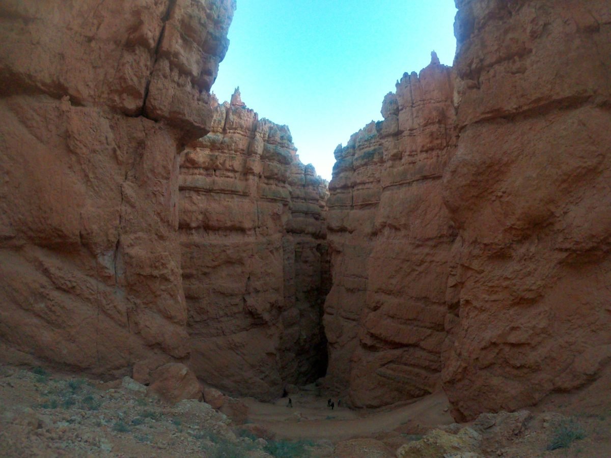 Wąski wąwóz między skalnymi ścianami w Bryce Canyon