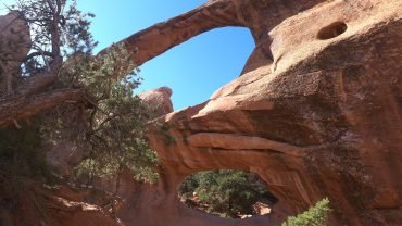 Double O Arch – dwa łuki skalne jeden nad drugim w Parku Narodowym Arches