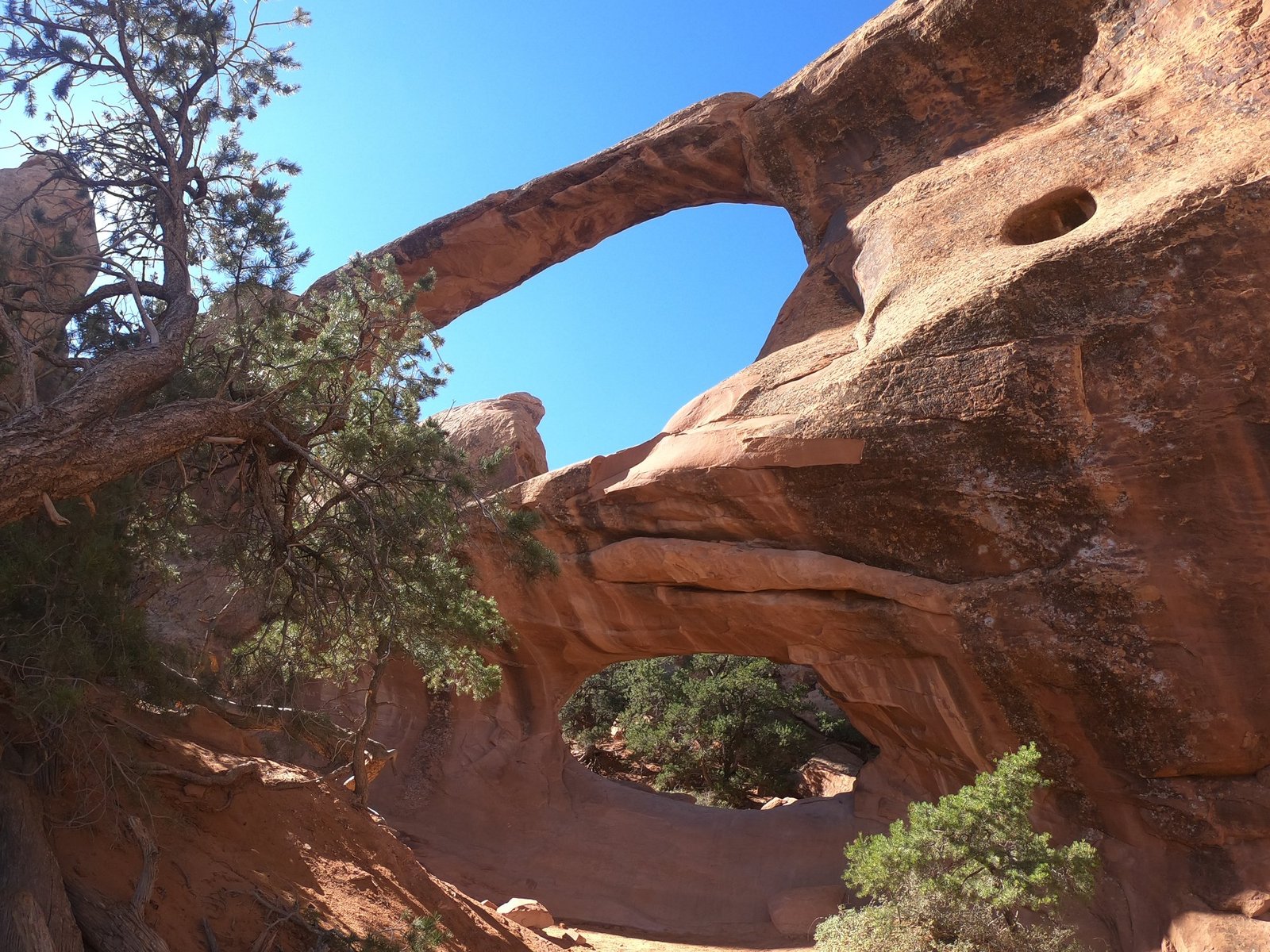 Double O Arch – dwa łuki skalne jeden nad drugim w Parku Narodowym Arches