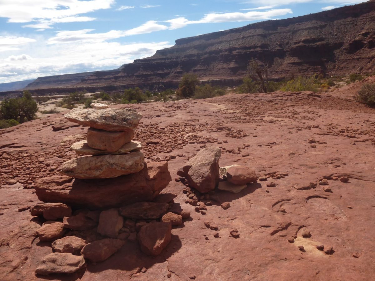 Kamienny kopczyk na punkcie widokowym Gooseneck Overlook w Canyonlands