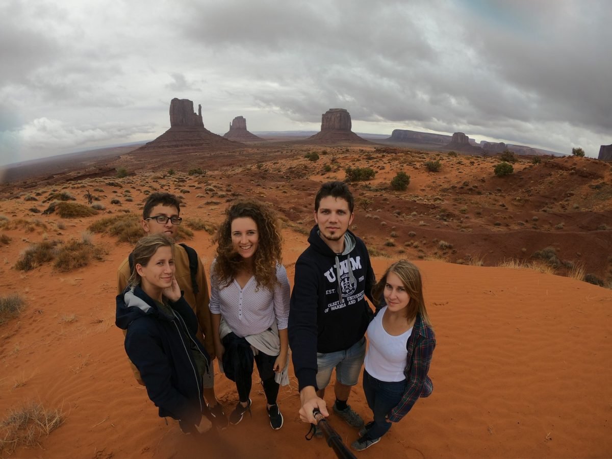 Nasza piątka w Monument Valley w pochmurny dzień