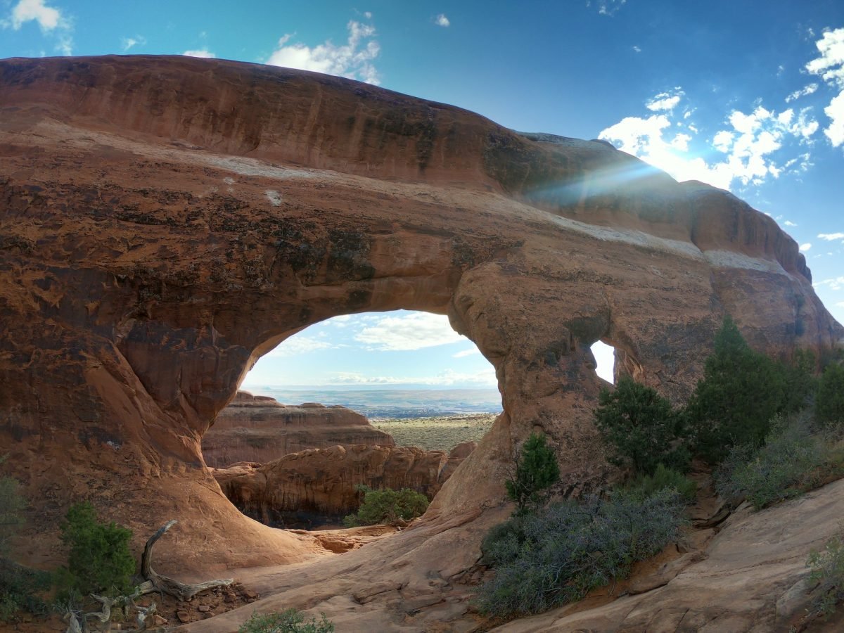 Partition Arch z widokiem na dolinę w Parku Narodowym Arches