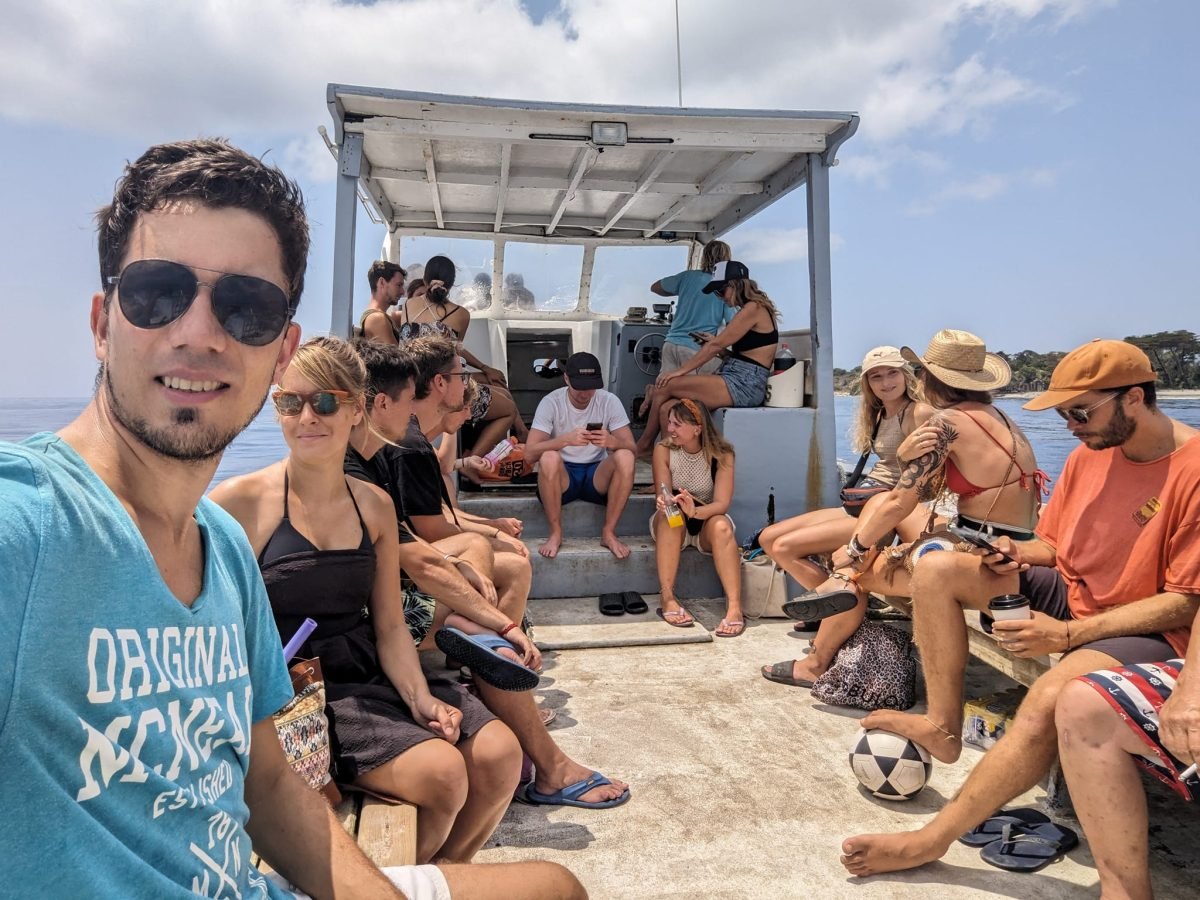 Maciek, Patrycja i inni kursanci na łodzi szkoły nurkowania w drodze na Water Cay