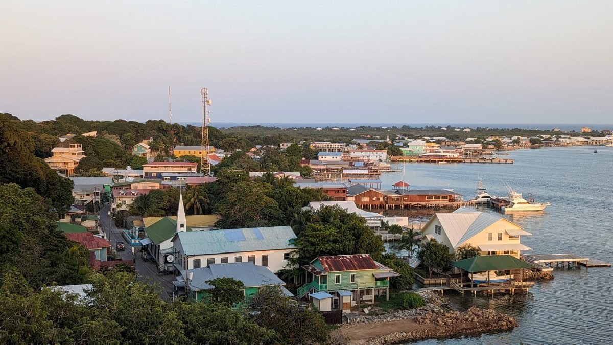 Widok z góry na kolorowe domy i pomosty miasteczka Utila nad zatoką, Honduras