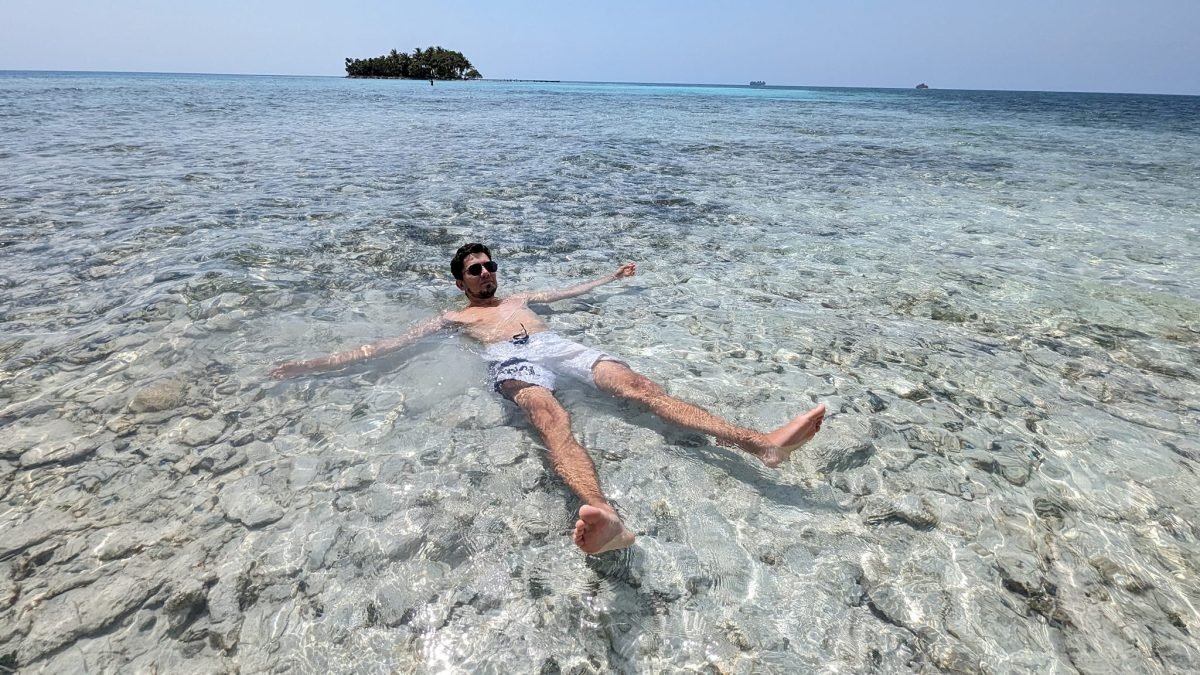 Maciek unoszący się na plecach w płytkiej, przejrzystej wodzie przy Water Cay