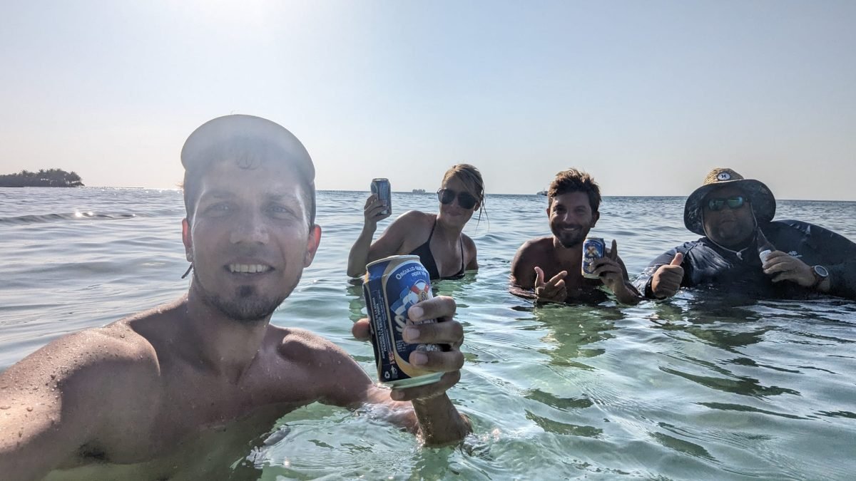 Maciek z piwem w wodzie razem z innymi kursantami przy Water Cay