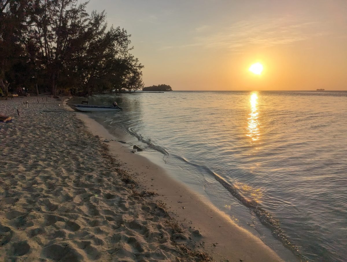 Zachód słońca nad Morzem Karaibskim z piaszczystej plaży w dniu wycieczki na Water Cay