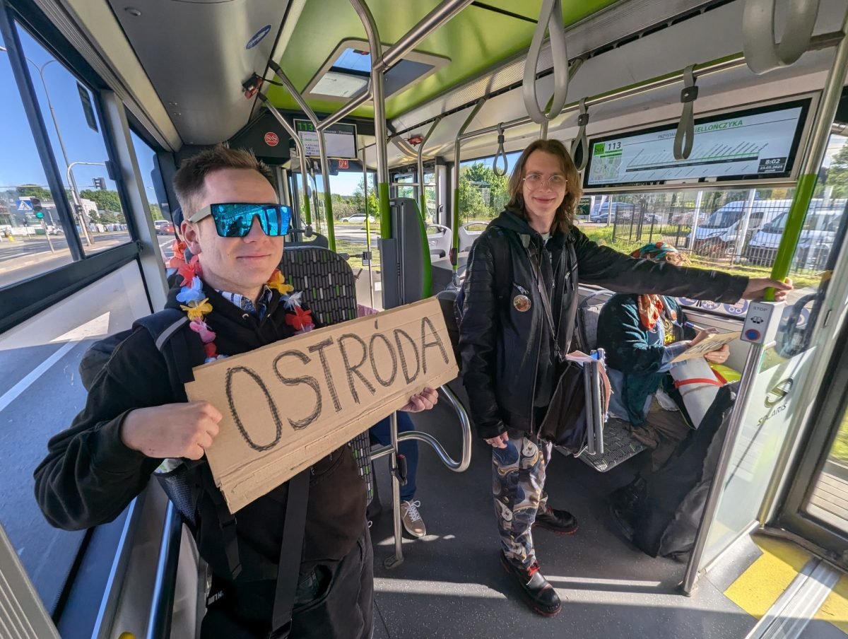 Krzysiek z tabliczką „Ostróda” w autobusie miejskim w Olsztynie