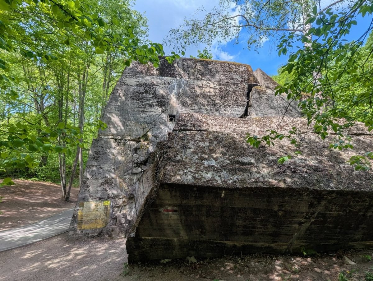 Rozsadzony betonowy bunkier z czasów II wojny światowej przy trasie pierwszego dnia