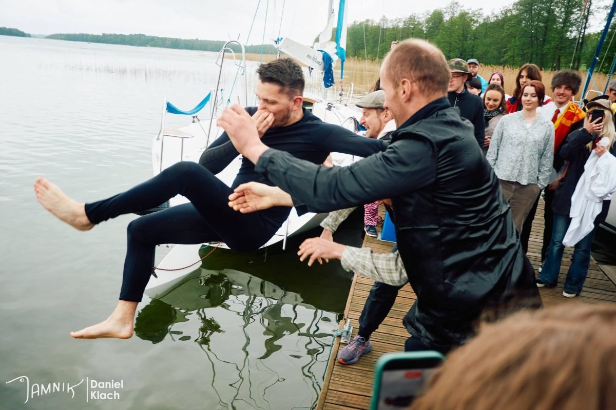 Tradycyjne wrzucanie do jeziora nowych posiadaczy Dużej Blachy na finale WA-MY 2026