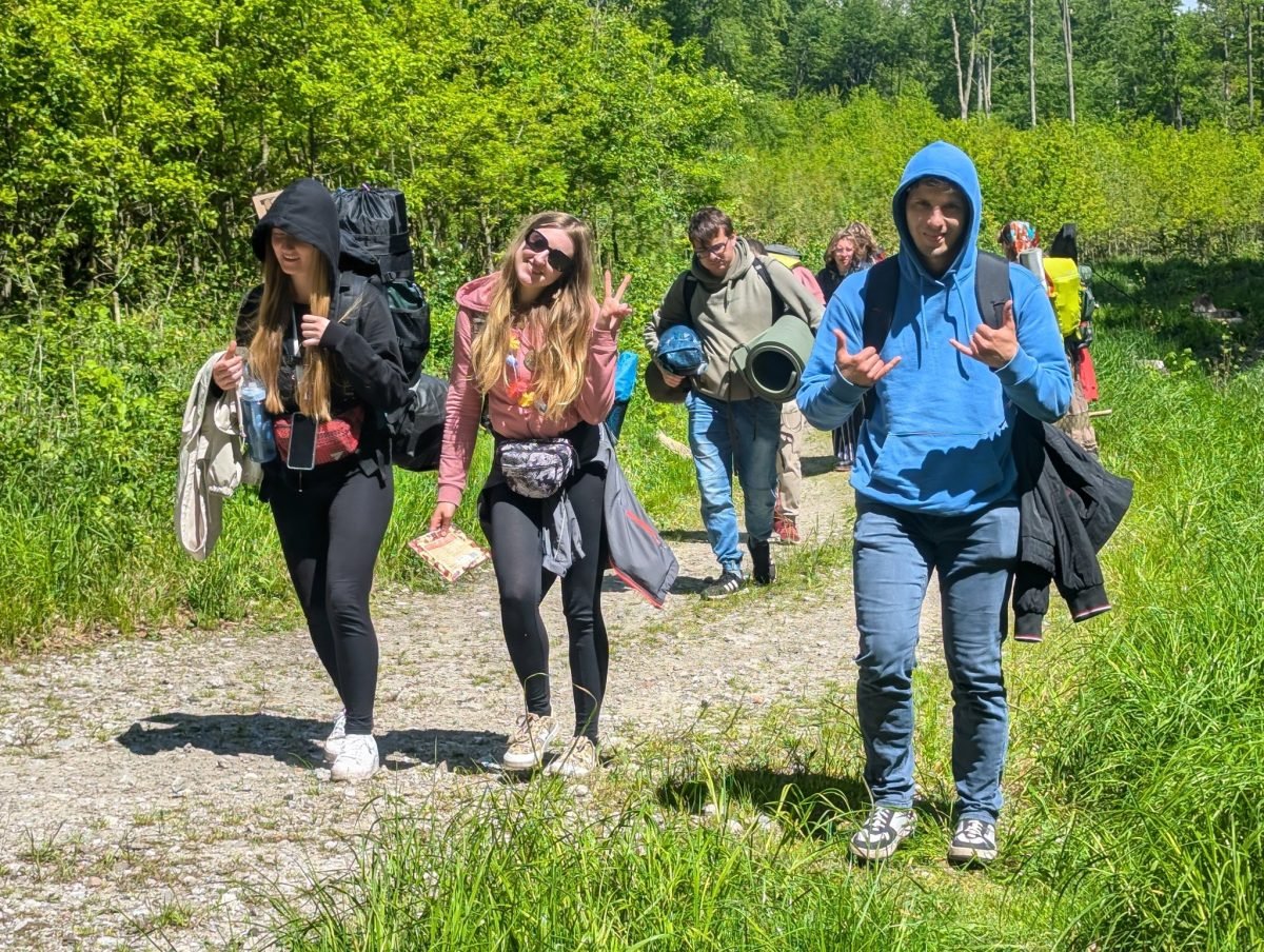 Grupa z plecakami na szutrowej drodze drugiego dnia trasy „Odkrywcy”