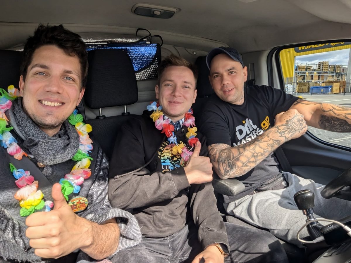 Selfie w samochodzie z kierowcą, który zabrał nas autostopem w stronę Przezmarka