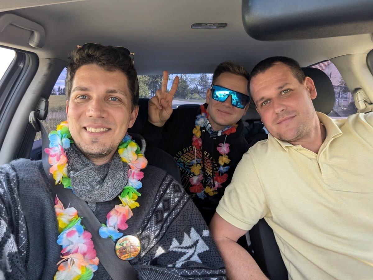 Selfie w samochodzie z kolejnym kierowcą na trasie autostopowej