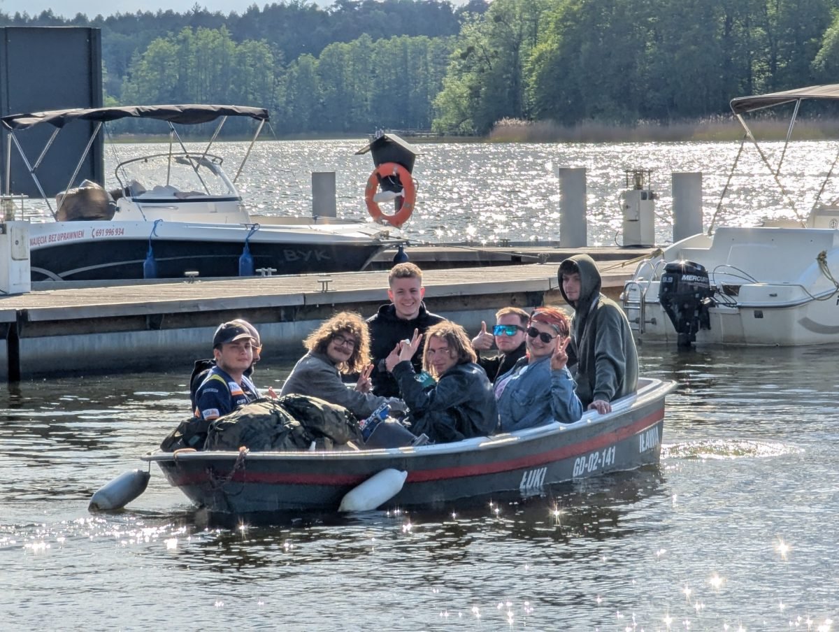 Łódź z uczestnikami rajdu płynie z mariny w Iławie na wyspę Wielka Żuława