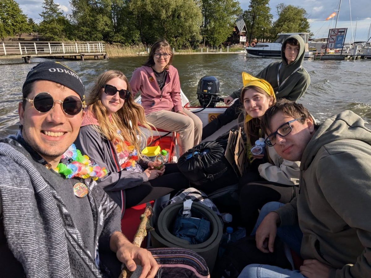 Selfie w łodzi z uczestnikami trasy „Odkrywcy” w drodze na Wielką Żuławę