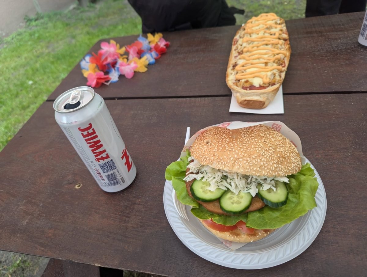 Burger i zapiekanka na stole przydrożnego baru w drodze do Przezmarka
