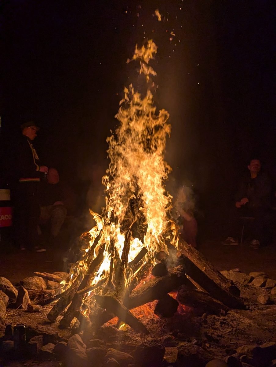 Wielkie ognisko nocą na finale WA-MY na Wielkiej Żuławie