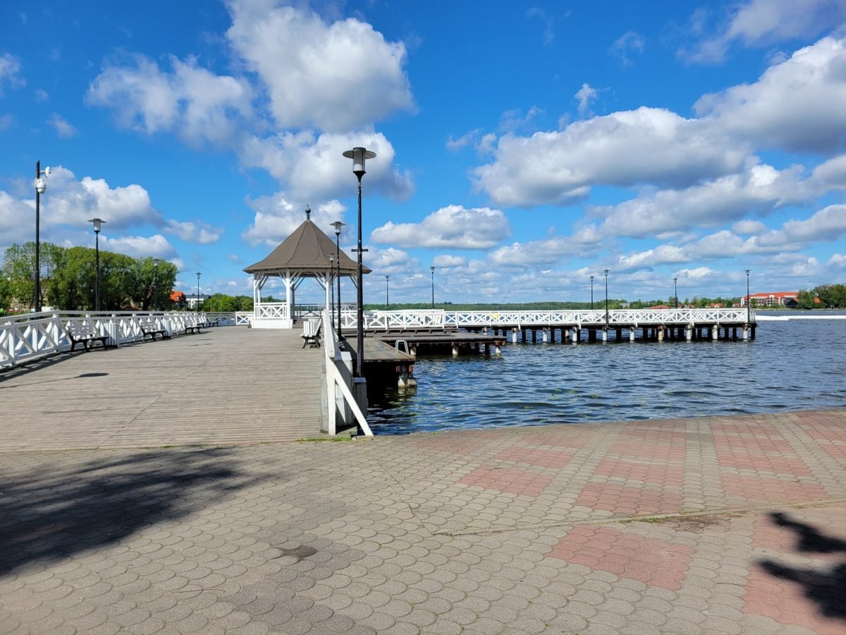 Promenada i molo z altaną nad Jeziorem Drwęckim w Ostródzie