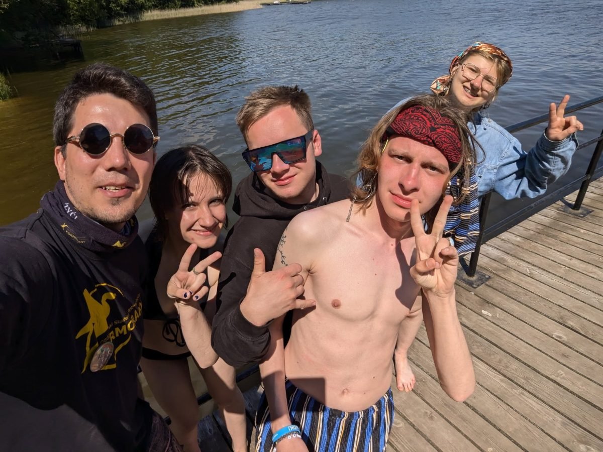 Niedzielne selfie z uczestnikami rajdu na pomoście nad Jeziorakiem