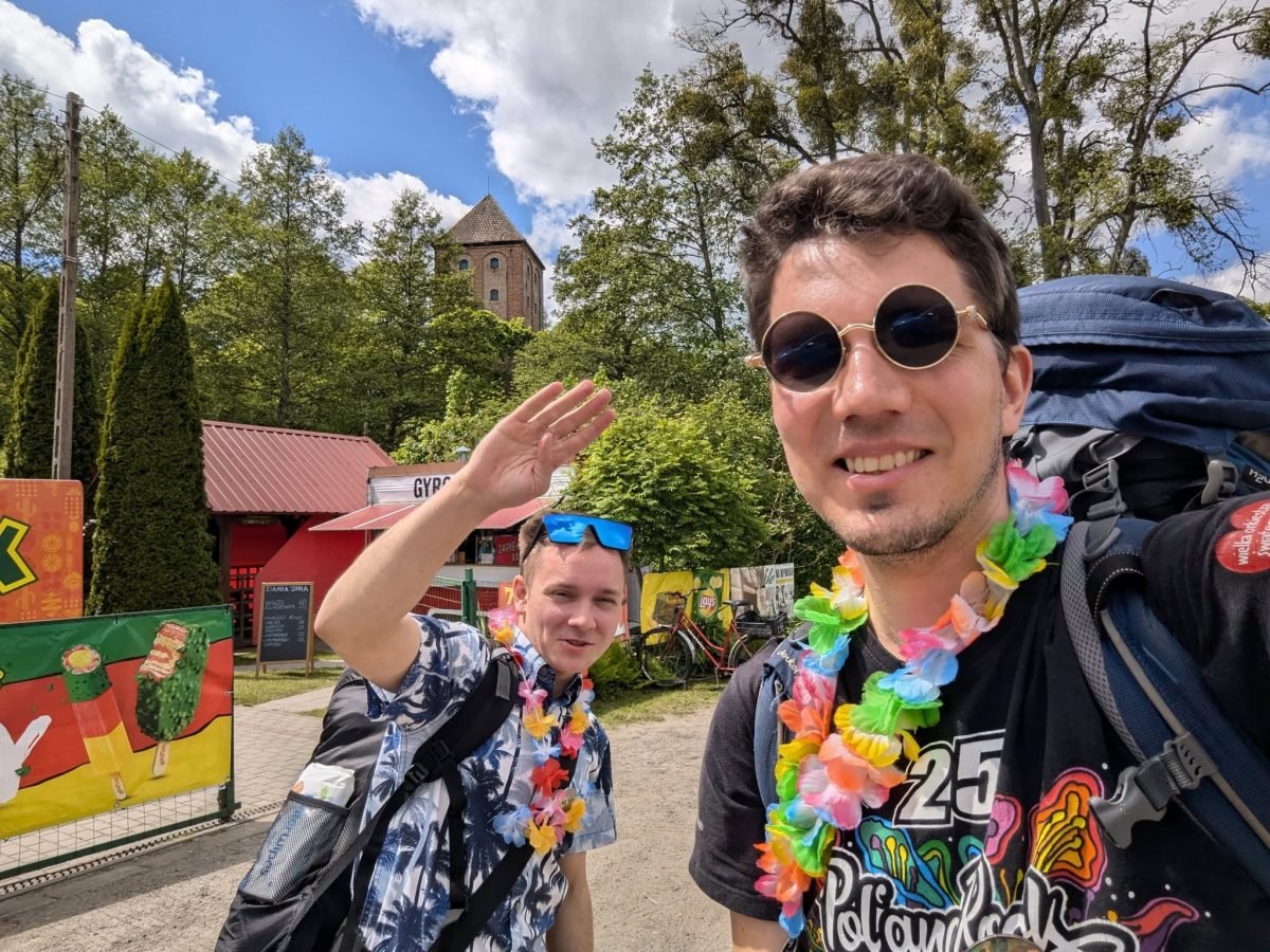 Maciek i Krzysiek w kwiatowych naszyjnikach na postoju w jednej z miejscowości po drodze