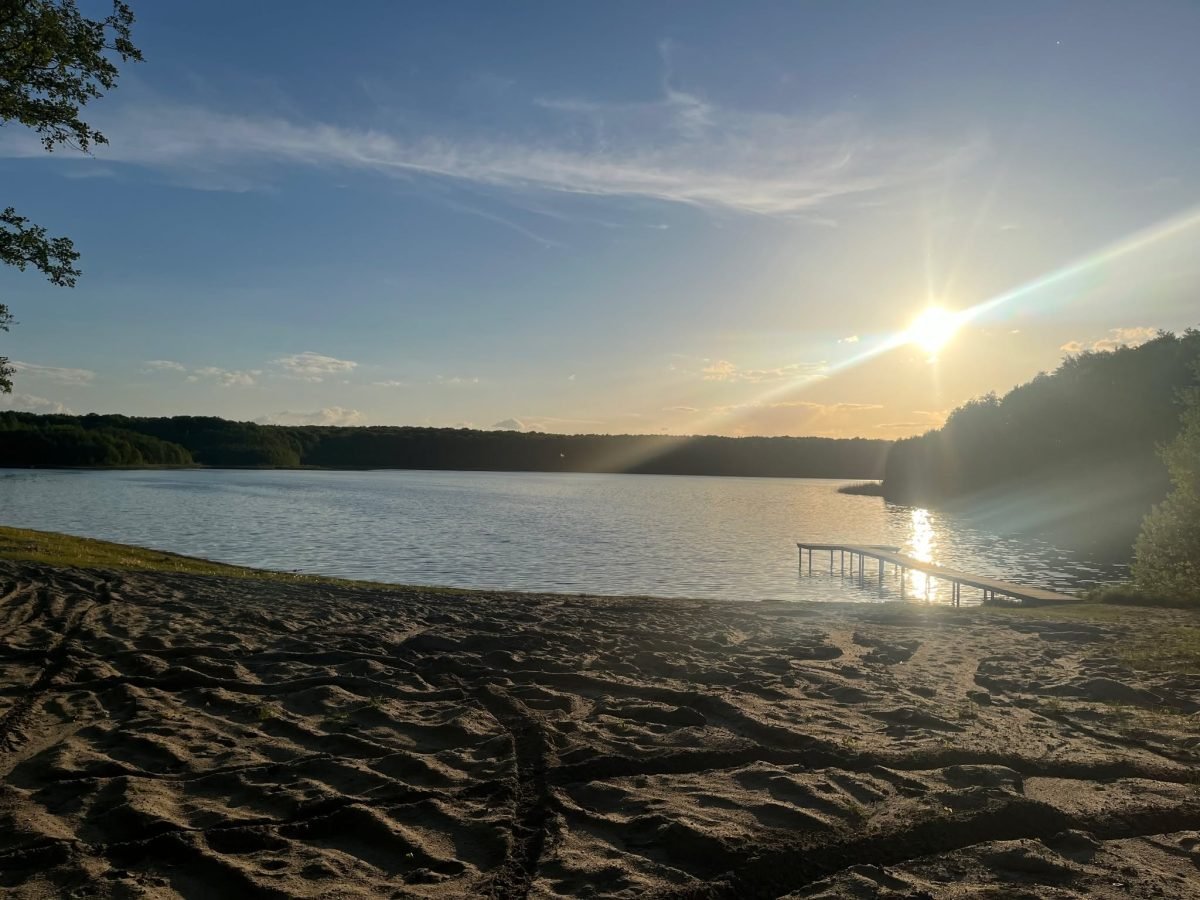 Piaszczysta plaża nad jeziorem w Przezmarku w popołudniowym słońcu