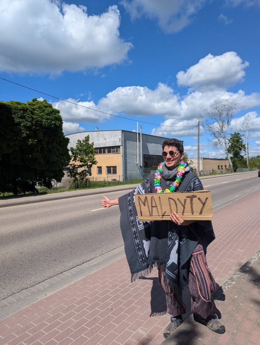 Łapanie stopa z tabliczką „Małdyty” przy drodze wylotowej z Ostródy
