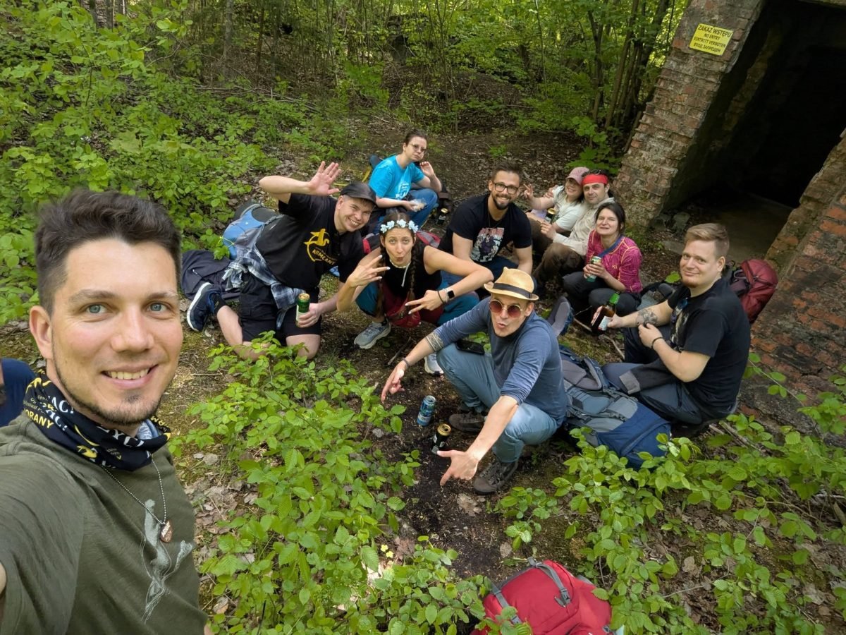 Selfie z uczestnikami trasy „Twardziele” podczas przerwy w lesie