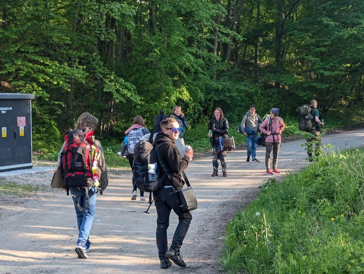 Grupa z plecakami wyrusza z Przezmarka w pieszą część trasy