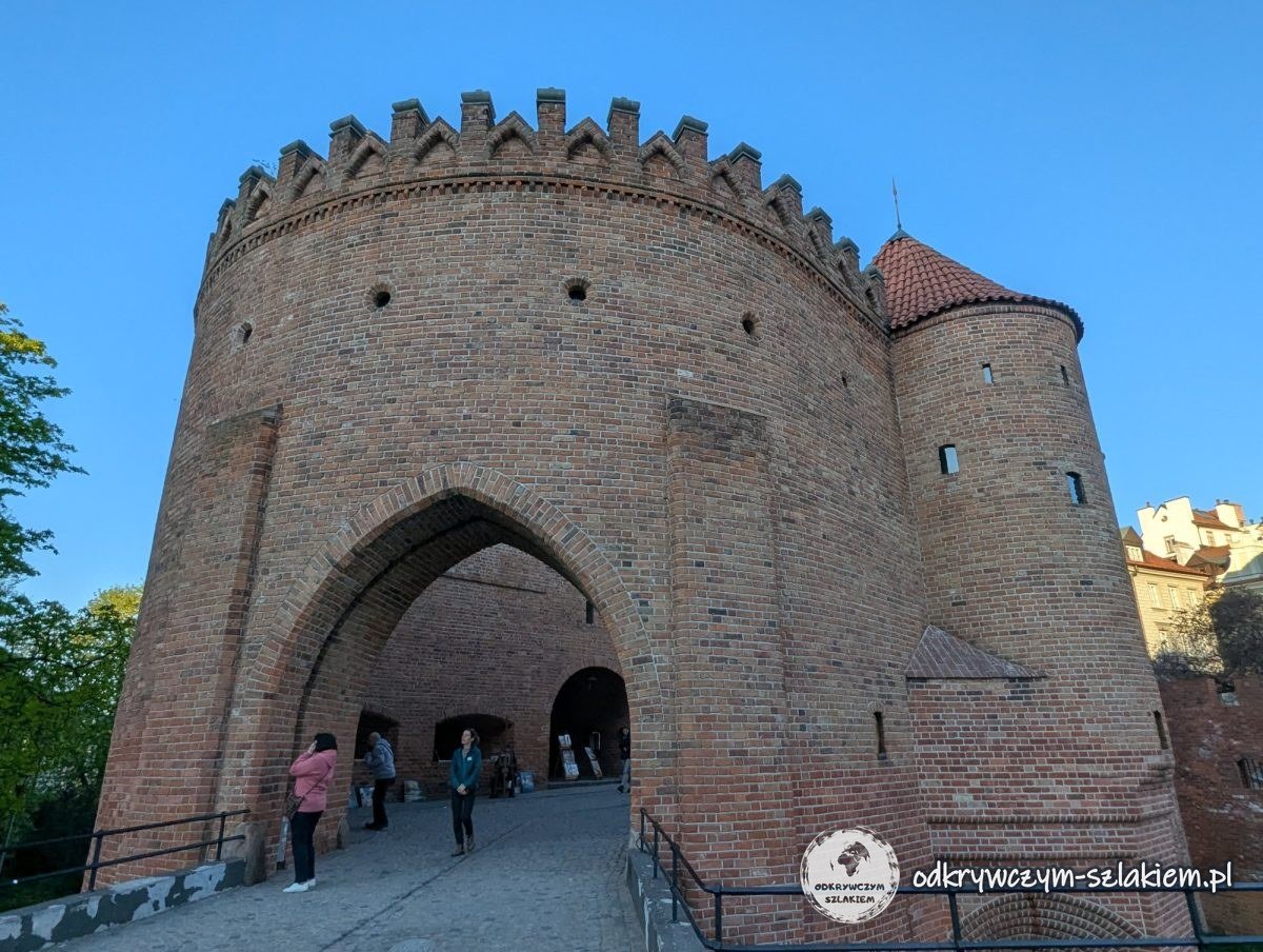 La Barbacana de ladrillo con su puerta y sus torres en el casco antiguo de Varsovia