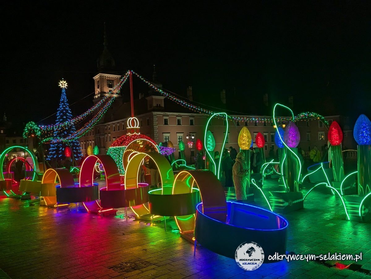 Instalaciones de luz de colores y un árbol de Navidad en la plaza del Castillo de Varsovia en diciembre