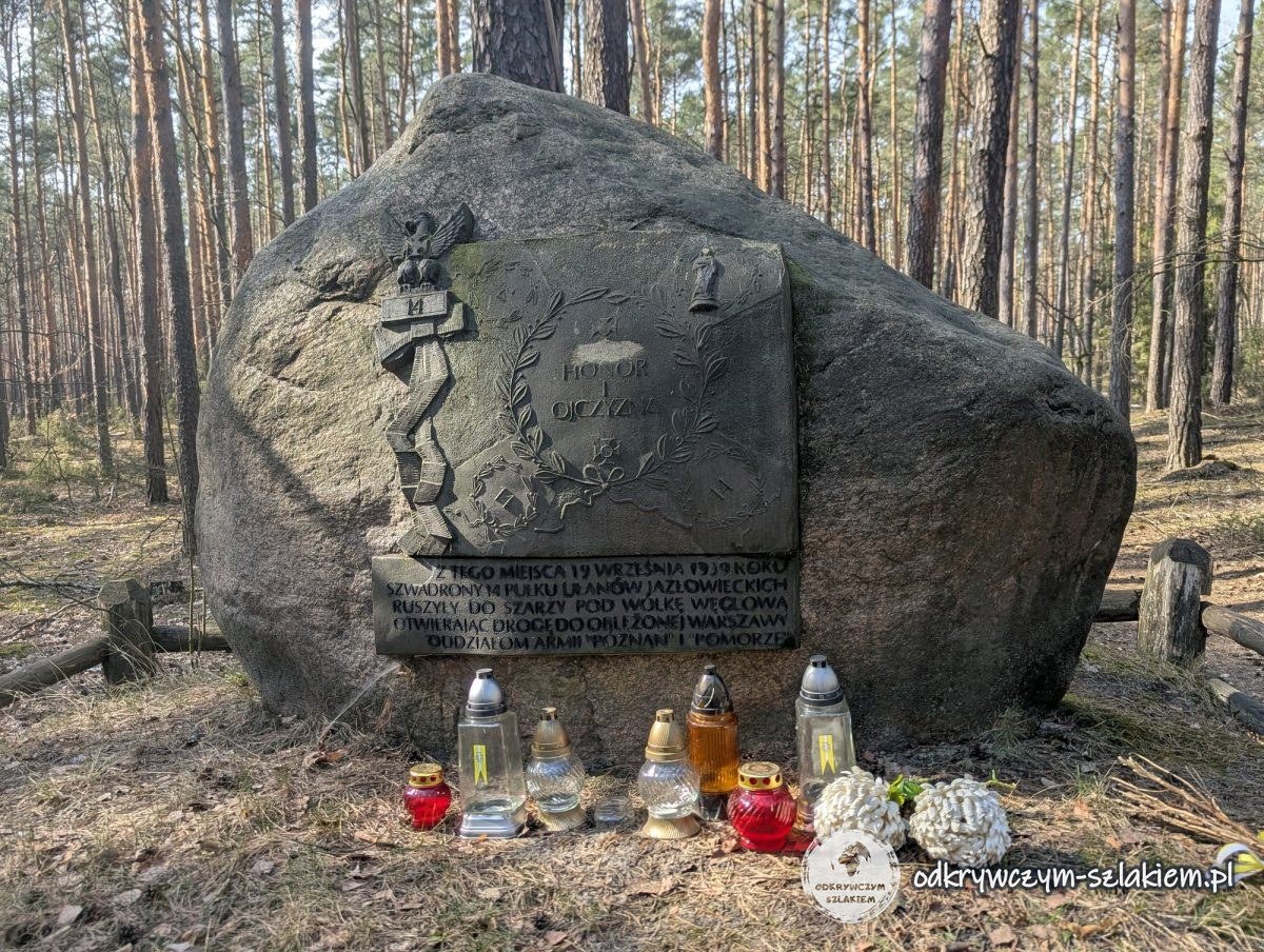 Una roca con una placa que recuerda la carga del 14.º Regimiento de Ulanos de Jazłowiec en el bosque de Kampinos