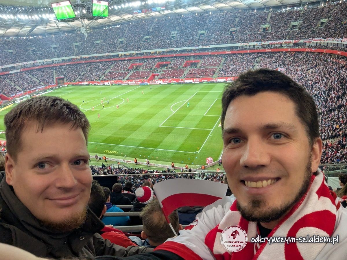 Maciek con Łukasz en la grada del Estadio Nacional durante el partido Polonia-Países Bajos