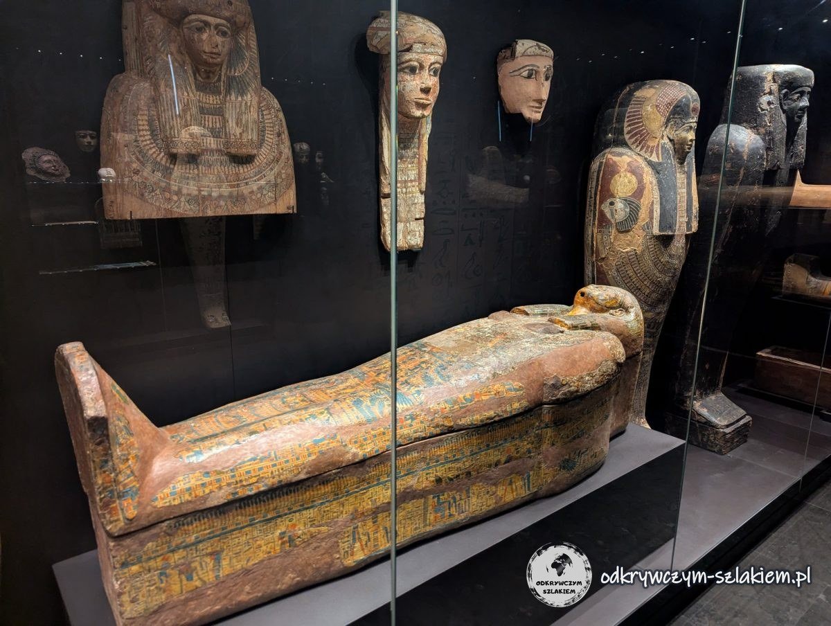 Un sarcófago egipcio y máscaras funerarias en la Galería de Arte Antiguo del Museo Nacional