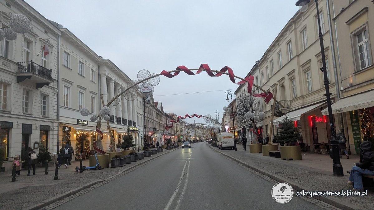 La calle Nowy Świat de Varsovia con adornos navideños sobre la calzada