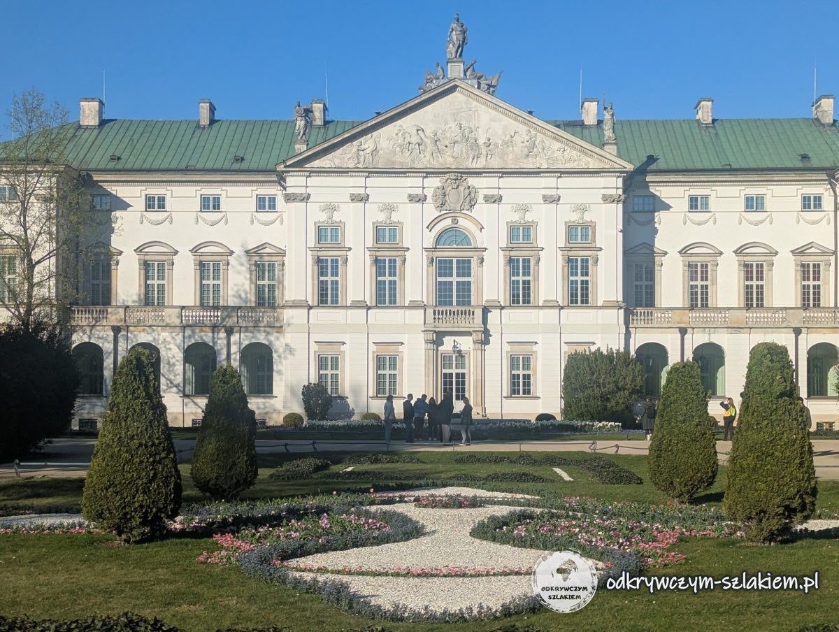 El barroco Palacio Krasiński de Varsovia con parterres en flor y arbustos recortados delante de la fachada