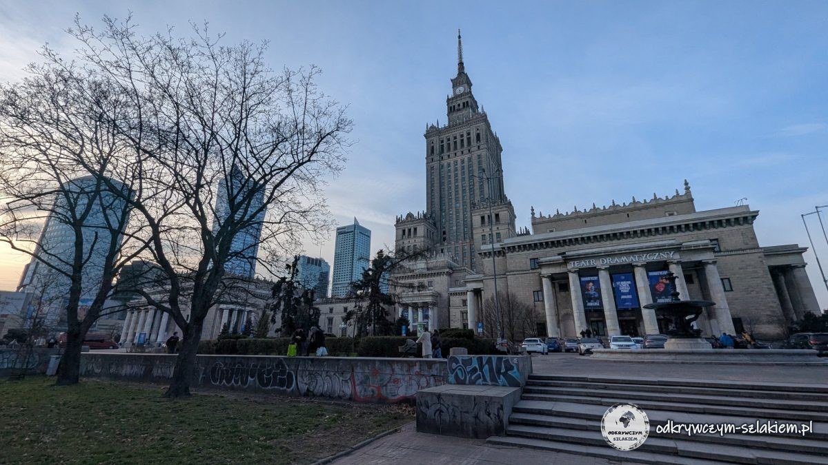 El Palacio de la Cultura y la Ciencia de Varsovia con el Teatro Dramático y rascacielos al fondo