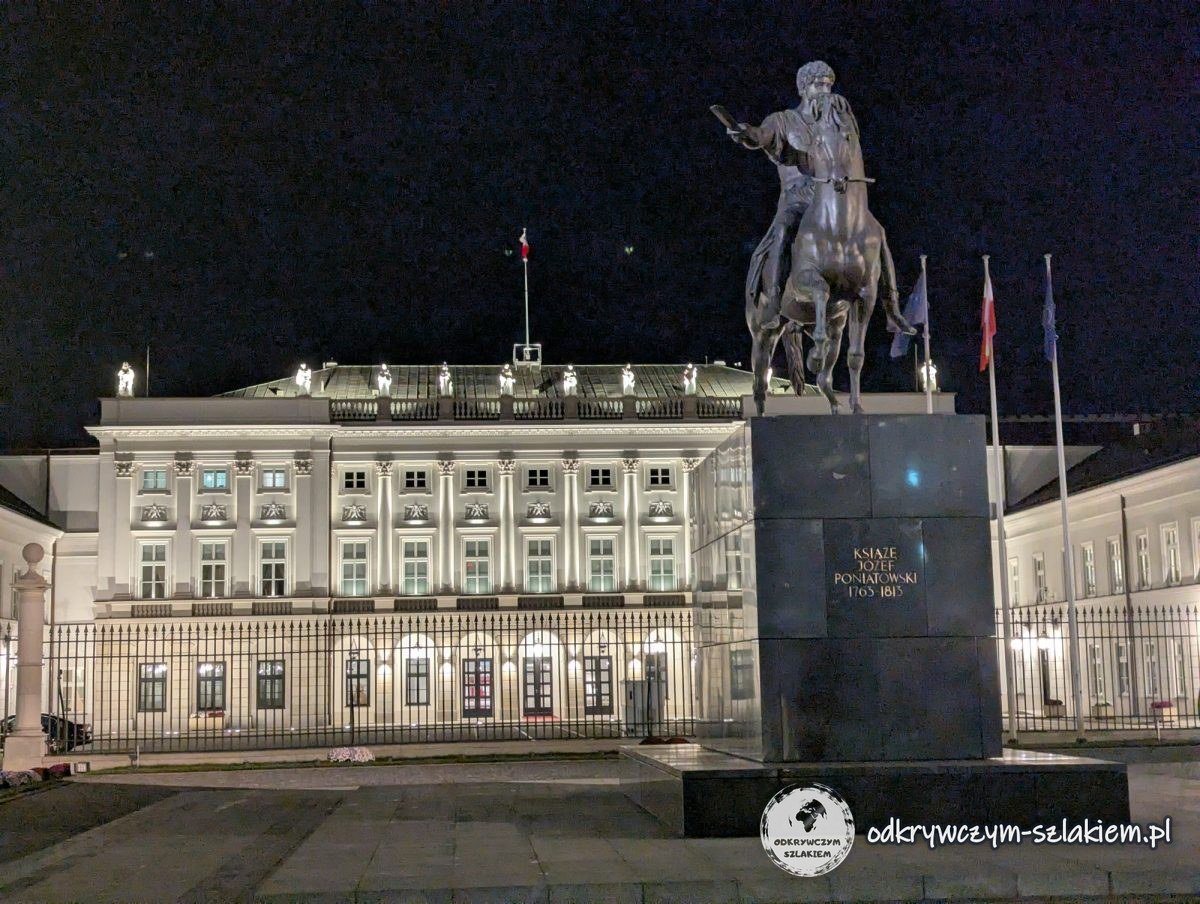 El Palacio Presidencial iluminado y la estatua ecuestre del príncipe Józef Poniatowski en Krakowskie Przedmieście de noche