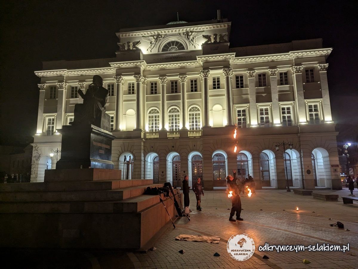 El monumento a Nicolás Copérnico ante el Palacio Staszic iluminado por la noche