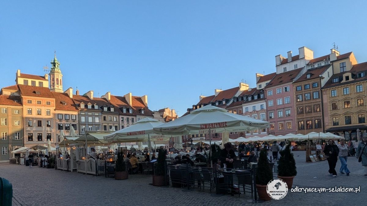 Casas de colores y terrazas de restaurantes en la plaza del Mercado del casco antiguo de Varsovia