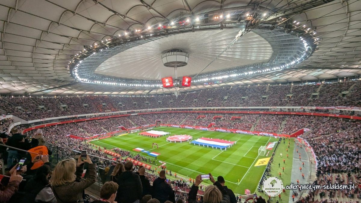 El interior del Estadio Nacional de Varsovia antes del partido Polonia-Países Bajos, con banderas sobre el césped