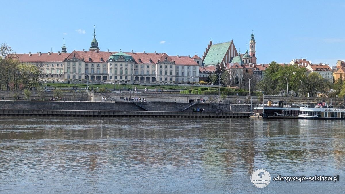 El Castillo Real, la archicatedral de San Juan y las casas del casco antiguo de Varsovia vistos desde la otra orilla del Vístula
